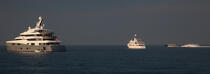 Mouillage devant Antibes © Philip Plisson / Plisson La Trinité / AA31930 - Nos reportages photos - Motor-yacht