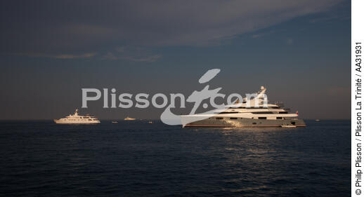 Mouillage devant Antibes - © Philip Plisson / Plisson La Trinité / AA31931 - Nos reportages photos - Motonautisme