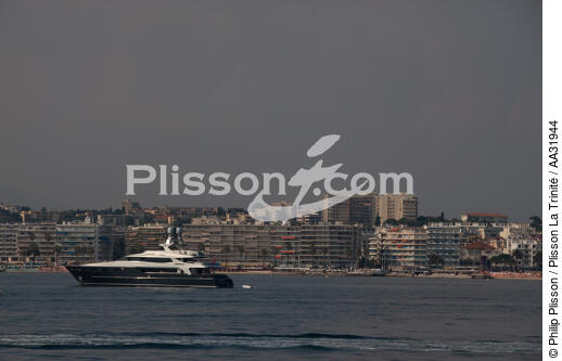 Anchor in front of Antibes - © Philip Plisson / Plisson La Trinité / AA31944 - Photo Galleries - Motorboating