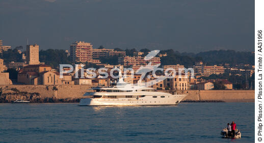 Anchor in front of Antibes - © Philip Plisson / Plisson La Trinité / AA31956 - Photo Galleries - Antibes