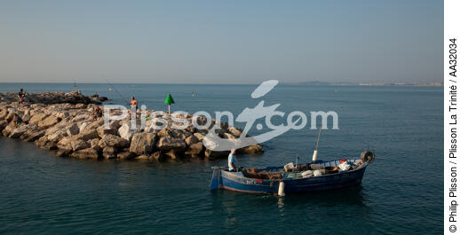 Cagnes-sur-mer - © Philip Plisson / Plisson La Trinité / AA32034 - Photo Galleries - Small boat