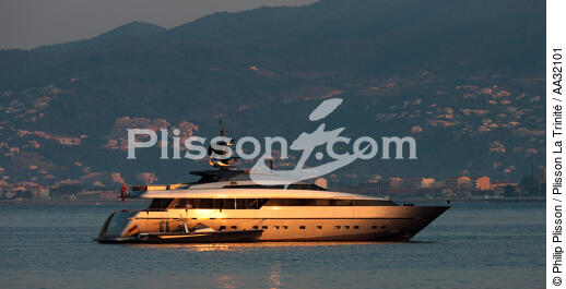 Mouillage devant Cannes - © Philip Plisson / Plisson La Trinité / AA32101 - Nos reportages photos - Motonautisme