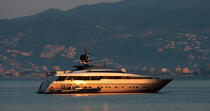 Mouillage devant Cannes © Philip Plisson / Plisson La Trinité / AA32101 - Nos reportages photos - Motor-yacht