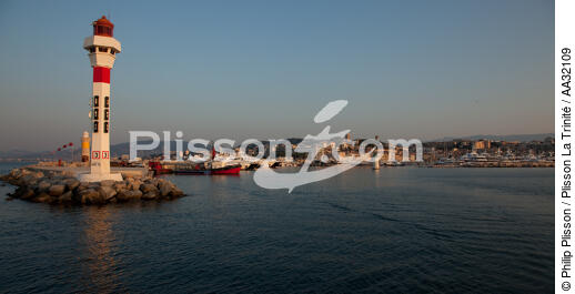 Le vieux port de Cannes - © Philip Plisson / Plisson La Trinité / AA32109 - Nos reportages photos - Feu de port
