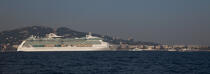 Passenger liner anchored off Cannes © Philip Plisson / Plisson La Trinité / AA32110 - Photo Galleries - Maritime transport