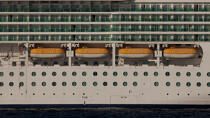Passenger liner anchored off Cannes © Philip Plisson / Plisson La Trinité / AA32113 - Photo Galleries - Maritime transport