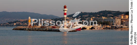 Le vieux port de Cannes - © Philip Plisson / Plisson La Trinité / AA32124 - Nos reportages photos - Cannes