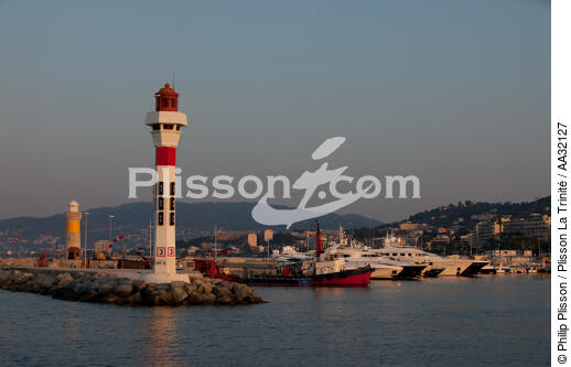 Le vieux port de Cannes - © Philip Plisson / Plisson La Trinité / AA32127 - Nos reportages photos - De La Napoule à Menton