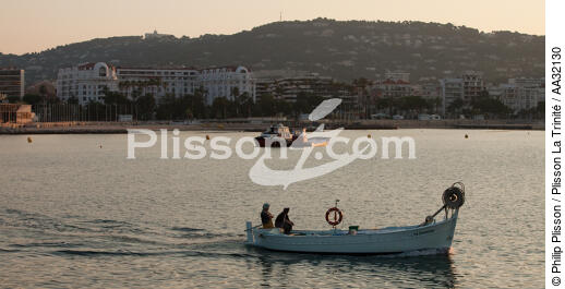 Petite pêche devant Cannes - © Philip Plisson / Plisson La Trinité / AA32130 - Nos reportages photos - Ville [06]
