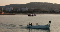 Petite pêche devant Cannes © Philip Plisson / Plisson La Trinité / AA32130 - Nos reportages photos - Ville [06]