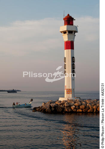 Feu de port de Cannes - © Philip Plisson / Plisson La Trinité / AA32131 - Nos reportages photos - Bateau à rames
