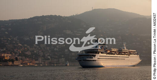 Ship anchored off Villefranche-sur-mer [AT] - © Philip Plisson / Plisson La Trinité / AA32437 - Photo Galleries - Passenger Liner