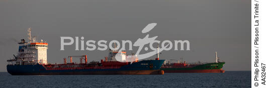 In the Gulf of Fos - © Philip Plisson / Plisson La Trinité / AA32467 - Photo Galleries - Oil tanker