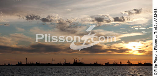 Dans le Golfe de Fos - © Philip Plisson / Plisson La Trinité / AA32468 - Nos reportages photos - Site [13]