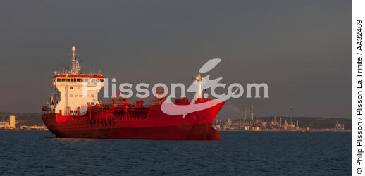 In the Gulf of Fos - © Philip Plisson / Plisson La Trinité / AA32469 - Photo Galleries - Oil tanker