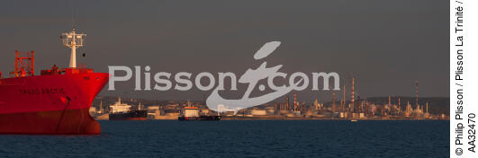 Dans le Golfe de Fos - © Philip Plisson / Plisson La Trinité / AA32470 - Nos reportages photos - De Sète à Martigues