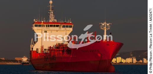In the Gulf of Fos - © Philip Plisson / Plisson La Trinité / AA32471 - Photo Galleries - Oil tanker