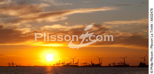 Dans le Golfe de Fos - © Philip Plisson / Plisson La Trinité / AA32476 - Nos reportages photos - Coucher de soleil