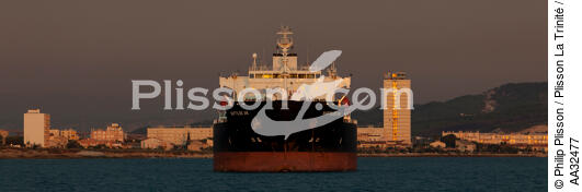 In the Gulf of Fos - © Philip Plisson / Plisson La Trinité / AA32477 - Photo Galleries - Oil tanker