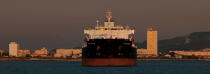 Dans le Golfe de Fos © Philip Plisson / Plisson La Trinité / AA32477 - Nos reportages photos - Transport maritime