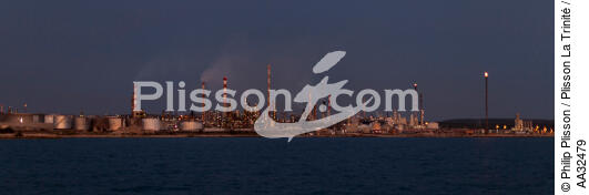 Le port pétrolier de Lavéra dans le Golfe de Fos - © Philip Plisson / Plisson La Trinité / AA32479 - Nos reportages photos - Industrie pétrolière