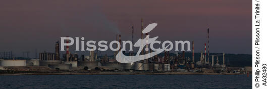 Le port pétrolier de Lavéra dans le Golfe de Fos - © Philip Plisson / Plisson La Trinité / AA32480 - Nos reportages photos - Bouches du Rhône