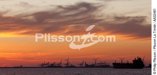 Dans le Golfe de Fos - © Philip Plisson / Plisson La Trinité / AA32481 - Nos reportages photos - De Sète à Martigues