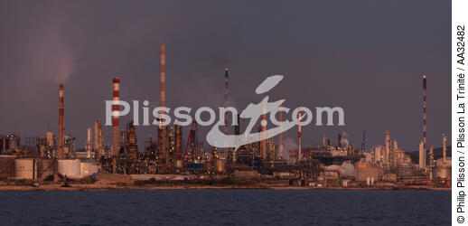 Le port pétrolier de Lavéra dans le Golfe de Fos - © Philip Plisson / Plisson La Trinité / AA32482 - Nos reportages photos - Ville [13]