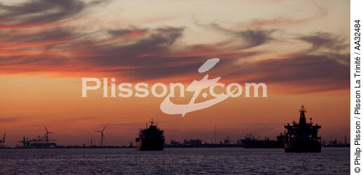 Dans le Golfe de Fos - © Philip Plisson / Plisson La Trinité / AA32484 - Nos reportages photos - Bouches du Rhône