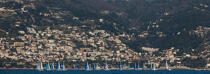 Régates devant Roquebrune-Cap-Martin © Philip Plisson / Plisson La Trinité / AA32504 - Nos reportages photos - Régate