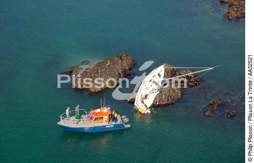 Chausey island - © Philip Plisson / Plisson La Trinité / AA32521 - Photo Galleries - Running aground