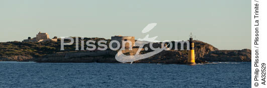 The island of Little Lobster in the first plan and the island of Porquerolles in the background [AT] - © Philip Plisson / Plisson La Trinité / AA32529 - Photo Galleries - Island [83]