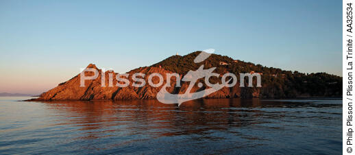Le phare du Cap Bénat - © Philip Plisson / Plisson La Trinité / AA32534 - Nos reportages photos - Phare [83]