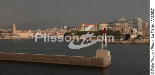 L'entrée du vieux port de Marseille - © Philip Plisson / Plisson La Trinité / AA32537 - Nos reportages photos - Provence Alpes Côte-d'Azur