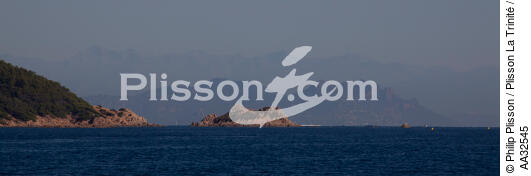 Cap Camarat the first plane and the Esterel in the background [AT] - © Philip Plisson / Plisson La Trinité / AA32545 - Photo Galleries - Lighthouse [83]