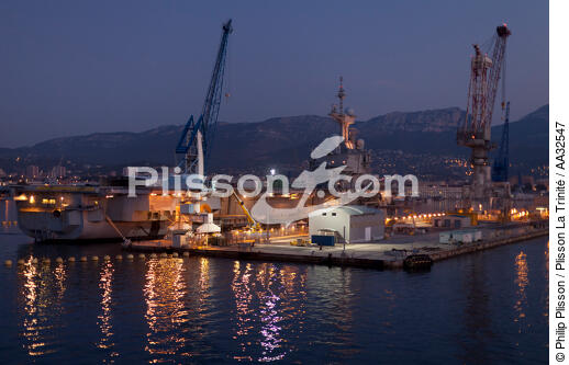 The military port of Toulon - © Philip Plisson / Plisson La Trinité / AA32547 - Photo Galleries - Dusk