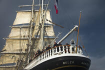 Le Belem entre Groix et Belle-Ile © Philip Plisson / Plisson La Trinité / AA32771 - Nos reportages photos - Grand voilier