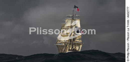 Le Belem entre Groix et Belle-Ile - © Philip Plisson / Plisson La Trinité / AA32777 - Nos reportages photos - Mer agitée