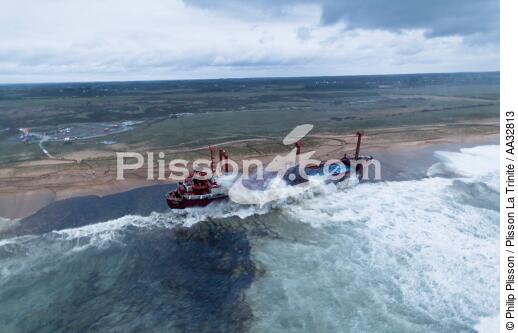 A cargo of 109 meters, the TK Bremen, ran aground on the night of Thursday 15 to Friday 16, December 2011 near the Ria of Etel in Morbihan [AT] - © Philip Plisson / Plisson La Trinité / AA32813 - Photo Galleries - Running aground