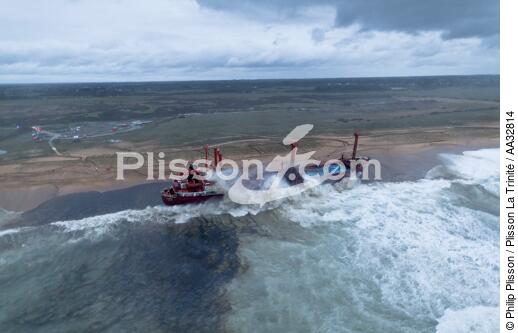 A cargo of 109 meters, the TK Bremen, ran aground on the night of Thursday 15 to Friday 16, December 2011 near the Ria of Etel in Morbihan [AT] - © Philip Plisson / Plisson La Trinité / AA32814 - Photo Galleries - Running aground