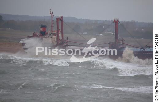 A cargo of 109 meters, the TK Bremen, ran aground on the night of Thursday 15 to Friday 16, December 2011 near the Ria of Etel in Morbihan [AT] - © Philip Plisson / Plisson La Trinité / AA32816 - Photo Galleries - Storm at sea