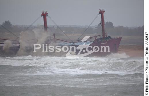 A cargo of 109 meters, the TK Bremen, ran aground on the night of Thursday 15 to Friday 16, December 2011 near the Ria of Etel in Morbihan [AT] - © Philip Plisson / Plisson La Trinité / AA32817 - Photo Galleries - Weather