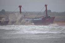 A cargo of 109 meters, the TK Bremen, ran aground on the night of Thursday 15 to Friday 16, December 2011 near the Ria of Etel in Morbihan [AT] © Philip Plisson / Plisson La Trinité / AA32817 - Photo Galleries - Storm at sea
