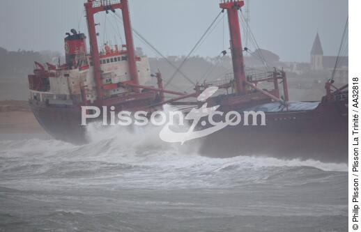 A cargo of 109 meters, the TK Bremen, ran aground on the night of Thursday 15 to Friday 16, December 2011 near the Ria of Etel in Morbihan [AT] - © Philip Plisson / Plisson La Trinité / AA32818 - Photo Galleries - Storm at sea