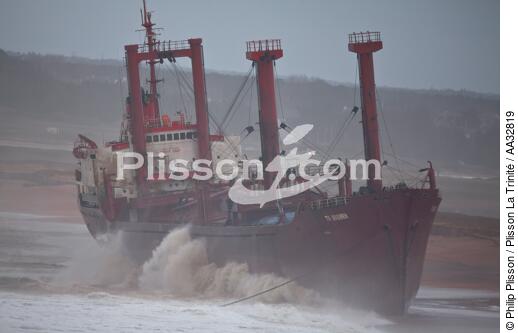 A cargo of 109 meters, the TK Bremen, ran aground on the night of Thursday 15 to Friday 16, December 2011 near the Ria of Etel in Morbihan [AT] - © Philip Plisson / Plisson La Trinité / AA32819 - Photo Galleries - Storm at sea