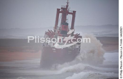A cargo of 109 meters, the TK Bremen, ran aground on the night of Thursday 15 to Friday 16, December 2011 near the Ria of Etel in Morbihan [AT] - © Philip Plisson / Plisson La Trinité / AA32821 - Photo Galleries - Erdeven