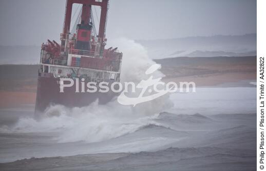 A cargo of 109 meters, the TK Bremen, ran aground on the night of Thursday 15 to Friday 16, December 2011 near the Ria of Etel in Morbihan [AT] - © Philip Plisson / Plisson La Trinité / AA32822 - Photo Galleries - Storm at sea