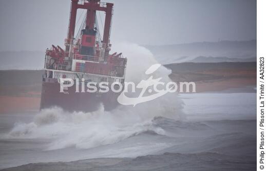 A cargo of 109 meters, the TK Bremen, ran aground on the night of Thursday 15 to Friday 16, December 2011 near the Ria of Etel in Morbihan [AT] - © Philip Plisson / Plisson La Trinité / AA32823 - Photo Galleries - Weather