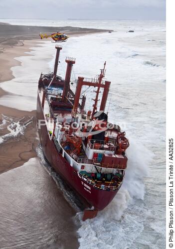 Un cargo de 109 mètres, le TK Bremen, s'est échoué dans la nuit du jeudi 15 au vendredi 16 décembre 2011 près de la Ria d'Etel dans le Morbihan - © Philip Plisson / Plisson La Trinité / AA32825 - Nos reportages photos - Activité terrestre
