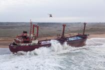A cargo of 109 meters, the TK Bremen, ran aground on the night of Thursday 15 to Friday 16, December 2011 near the Ria of Etel in Morbihan [AT] © Philip Plisson / Plisson La Trinité / AA32826 - Photo Galleries - Weather
